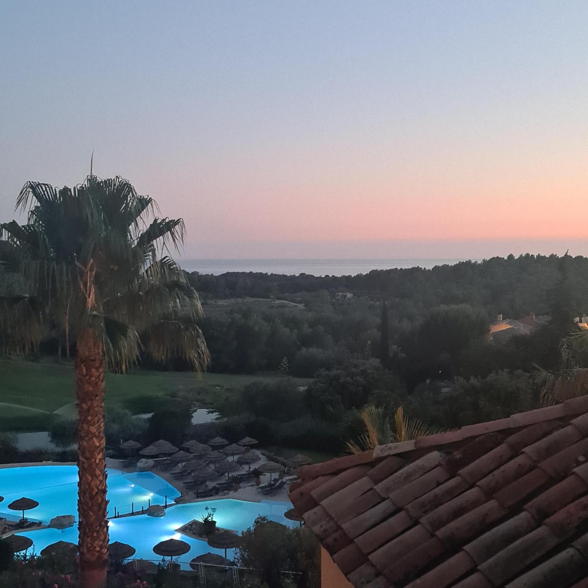 Villa Dans Cadre D'Exception - Golf, Piscine Et Tennis Prive Saint-Cyr-sur-Mer Esterno foto